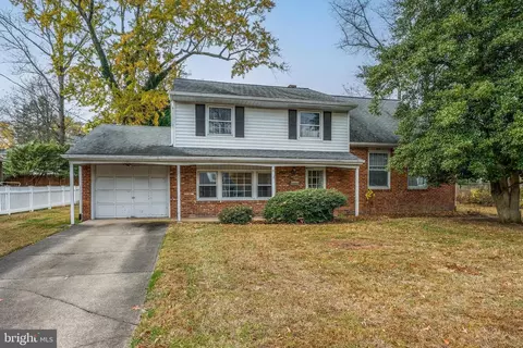 9 Hedgerow Ct, Oaklyn, NJ 08107