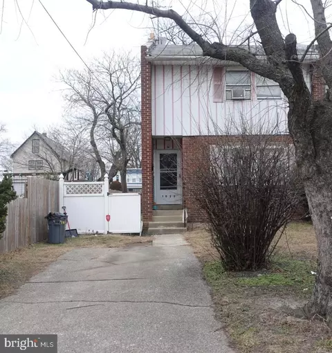 1022 N 20th St, Camden, NJ 08105
