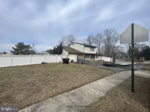 2 Primrose Dr, Sicklerville, NJ 08081