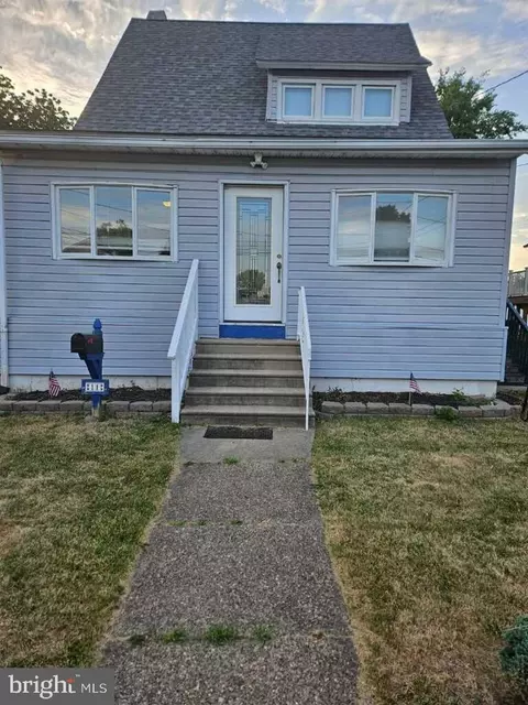 11 W Cedar Ave, Oaklyn, NJ 08107