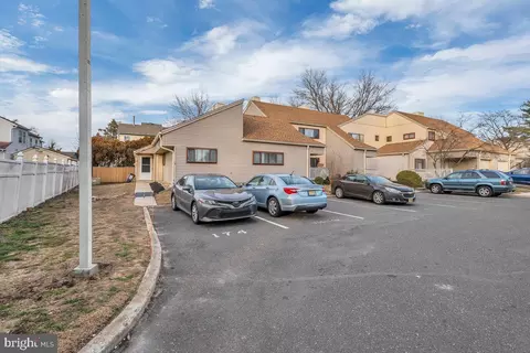 18 Chiswick Dr, Lindenwold, NJ 08021