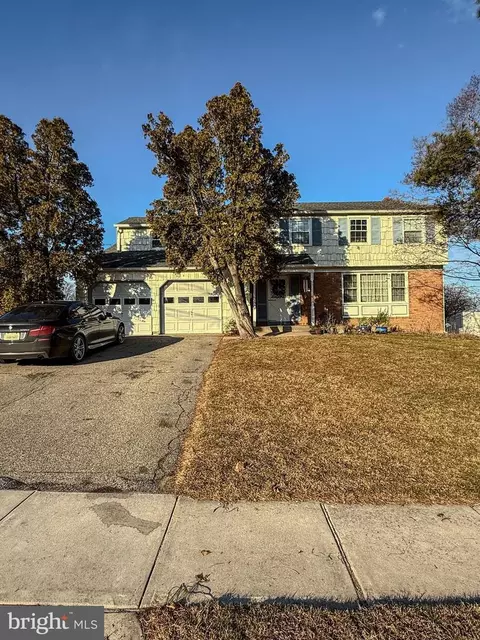 4 Bellows Ln, Cherry Hill, NJ 08002