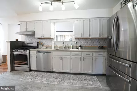 Kitchen - 18 Cobblestone Ct, Sicklerville, NJ 08081 photo 3 of 3