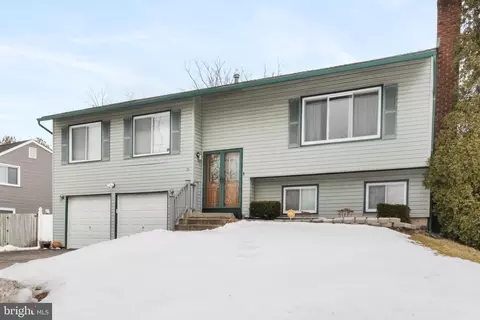 31 Pershing Ln, Sicklerville, NJ 08081