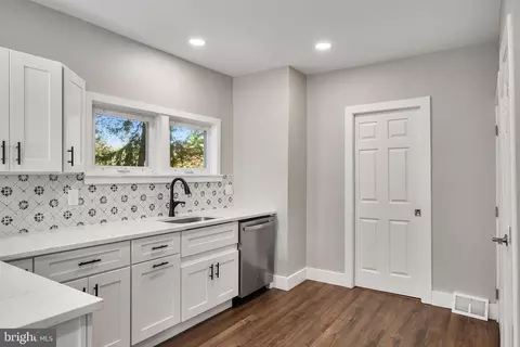 Entry Way - 16 Moore Ave, Cherry Hill, NJ 08034 photo 5 of 9
