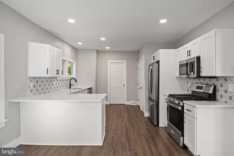 Entry Way - 16 Moore Ave, Cherry Hill, NJ 08034 photo 4 of 9
