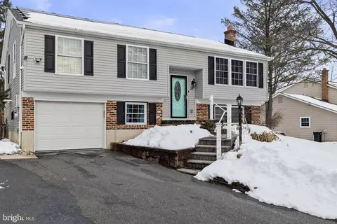 25 Lamp Post Ln, Somerdale, NJ 08083