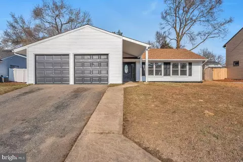 20 Parkhill Ln, Sicklerville, NJ 08081