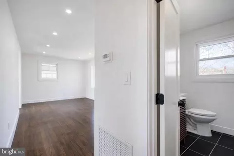 Entry Way - 25 Valley Dr, Pine Hill, NJ 08021 photo 5 of 6