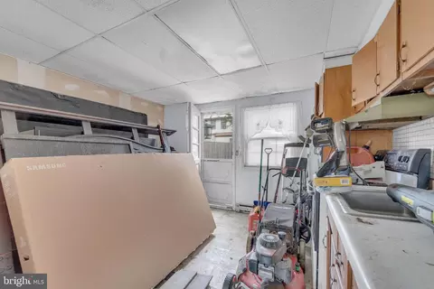 Entry Way - 111 E Park Ave, Lindenwold, NJ 08021 photo 6 of 6