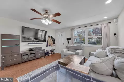 Entry Way - 111 E Park Ave, Lindenwold, NJ 08021 photo 2 of 6