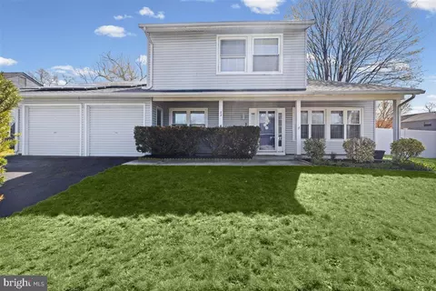 23 Pinewood Ln, Sicklerville, NJ 08081