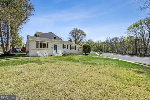 499 Lakeview Dr, Runnemede, NJ 08078