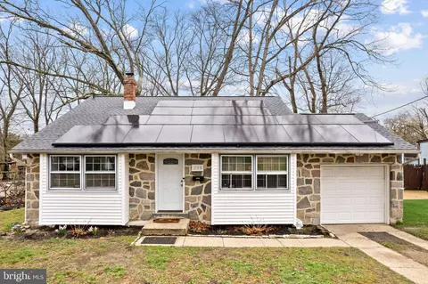 208 Sussex Dr, Lindenwold, NJ 08021