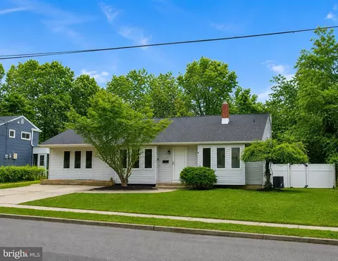 914 Aston Martin Dr, Lindenwold, NJ 08021