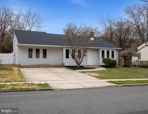 914 Aston Martin Dr, Lindenwold, NJ 08021