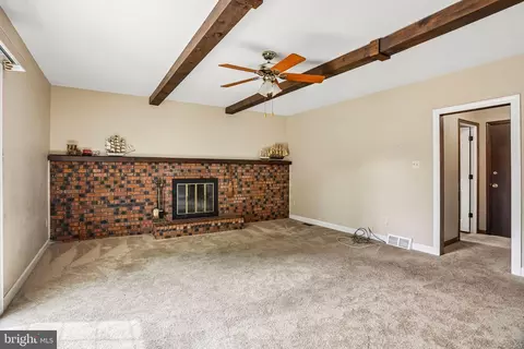 Living - 8 Dunham Ct, Berlin, NJ 08009 photo 5 of 6