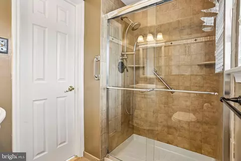 Bath - 8 Dunham Ct, Berlin, NJ 08009 photo 2 of 4