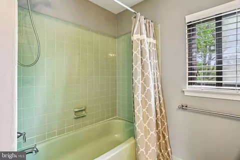 Bath - 8 Dunham Ct, Berlin, NJ 08009 photo 4 of 4