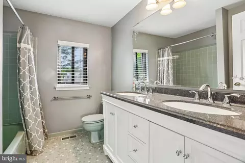 Bath - 8 Dunham Ct, Berlin, NJ 08009 photo 3 of 4