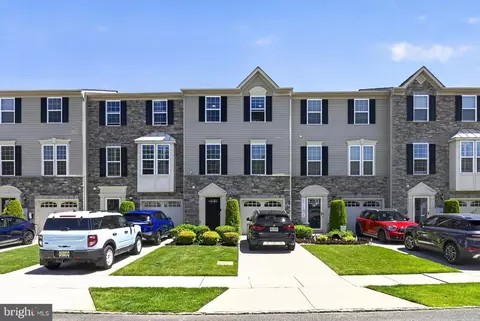 31 Village Green Ln, Sicklerville, NJ 08081