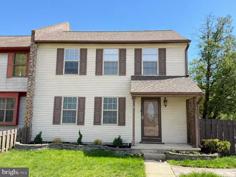 8 Oak Forest Dr, Sicklerville, NJ 08081