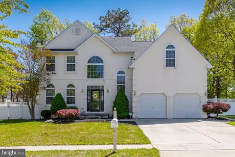 8 Duchess Dr, Sicklerville, NJ 08081