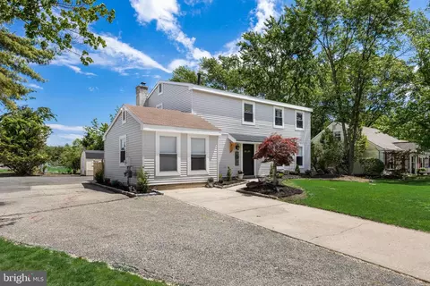 6 Cherrywood Dr, Clementon, NJ 08021