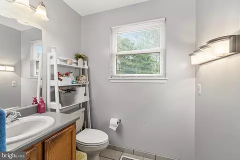 Bath - 2 Farnham Ct, Clementon, NJ 08021 photo 1 of 2