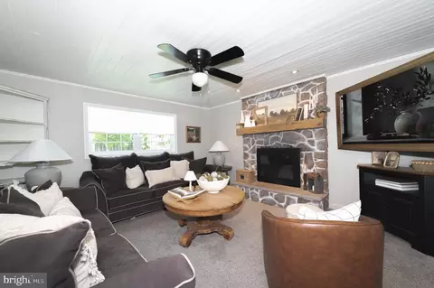 Living - 34 Madison Dr, Clementon, NJ 08021 photo 3 of 7