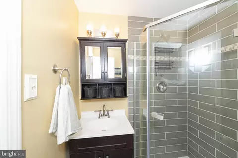 Bath - 34 Madison Dr, Clementon, NJ 08021 photo 3 of 4