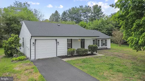 4 Alan Pl, Sicklerville, NJ 08081