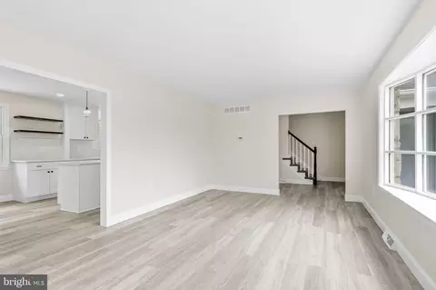 Living - 5 Jefferson Dr, Clementon, NJ 08021 photo 2 of 5