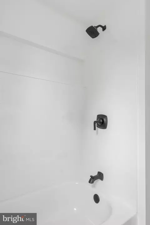 Bath - 5 Jefferson Dr, Clementon, NJ 08021 photo 2 of 3