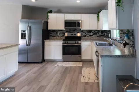 Entry Way - 165 Ciseley Dr, Sicklerville, NJ 08081 photo 4 of 6