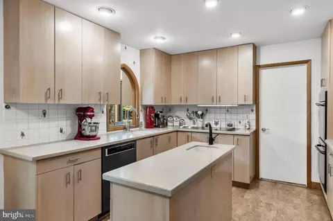 1024 Bobwhite Dr, Cherry Hill, NJ 08003
