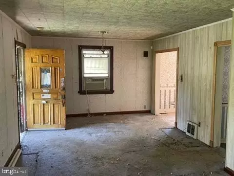 Living - 31 E 10th Ave, Runnemede, NJ 08078 photo 1 of 2