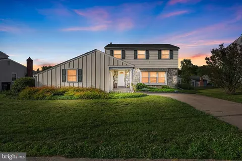 19 W Kennedy Dr, Laurel Springs, NJ 08021