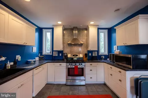 Kitchen - 39 E 2nd Ave, Runnemede, NJ 08078 photo 4 of 5