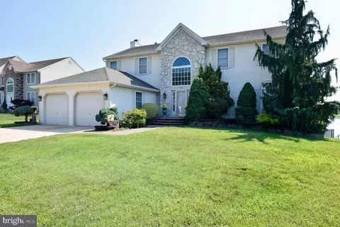 13 Waterview Dr, Sicklerville, NJ 08081