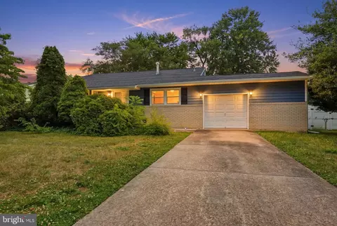 646 Pasadena Dr, Magnolia, NJ 08049