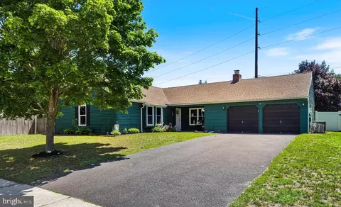 4 Ainsworth Ln, Sicklerville, NJ 08081