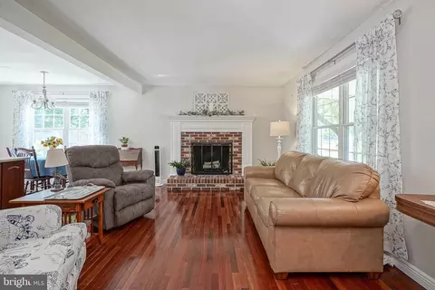 Living - 40 Mohawk Ave, Clementon, NJ 08021 photo 1 of 3