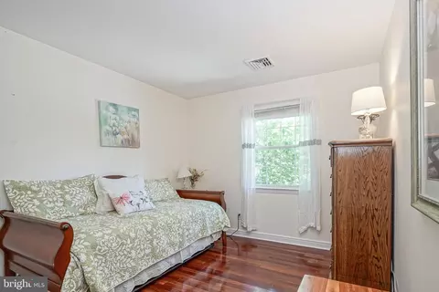 Bedroom - 40 Mohawk Ave, Clementon, NJ 08021 photo 3 of 4