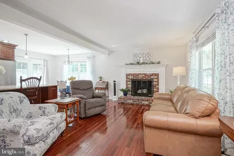 Living - 40 Mohawk Ave, Clementon, NJ 08021 photo 2 of 3