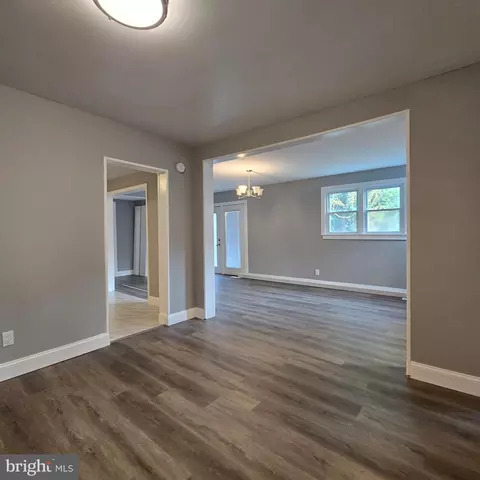 Entry Way - 433 E Maple Ave, Lindenwold, NJ 08021 photo 3 of 5