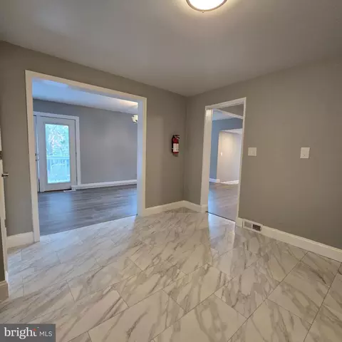 Entry Way - 433 E Maple Ave, Lindenwold, NJ 08021 photo 4 of 5