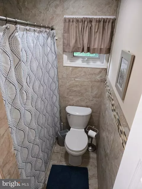 Bath - 909 Bentley Rd, Lindenwold, NJ 08021 photo 2 of 2