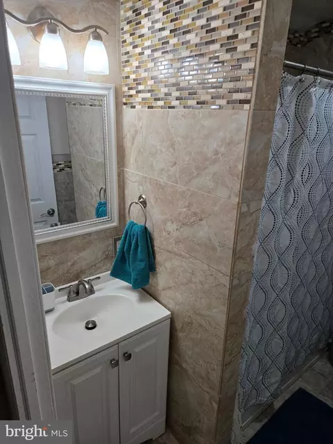 Bath - 909 Bentley Rd, Lindenwold, NJ 08021 photo 1 of 2