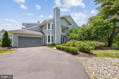 704 Sunshine Lakes Dr, Voorhees, NJ 08043